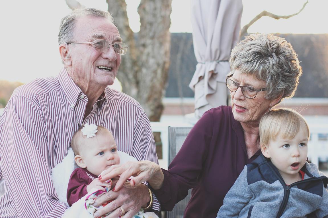 image of grandparents with their grandchildren