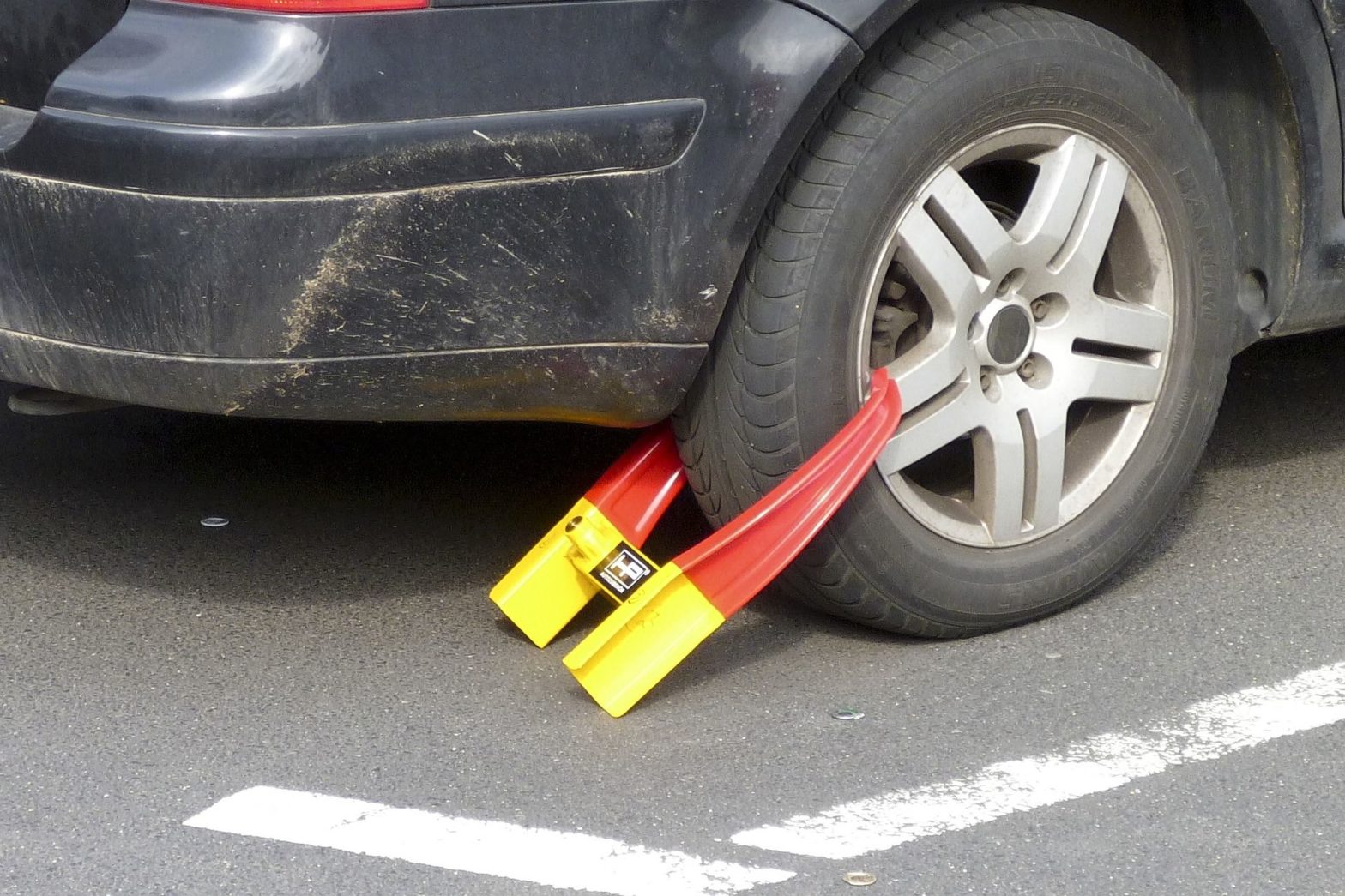 tyre wheel clamped